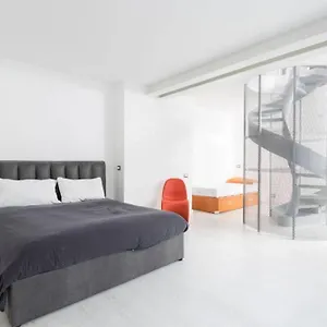 Unique 4 Storey House On Naviglio 4bd, 4bt Italie